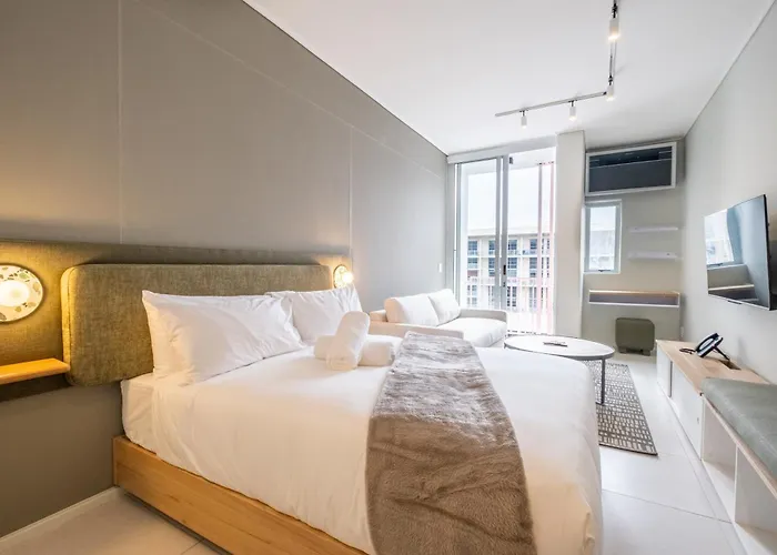 The Rose 707: Top Floor Modern City Apartment