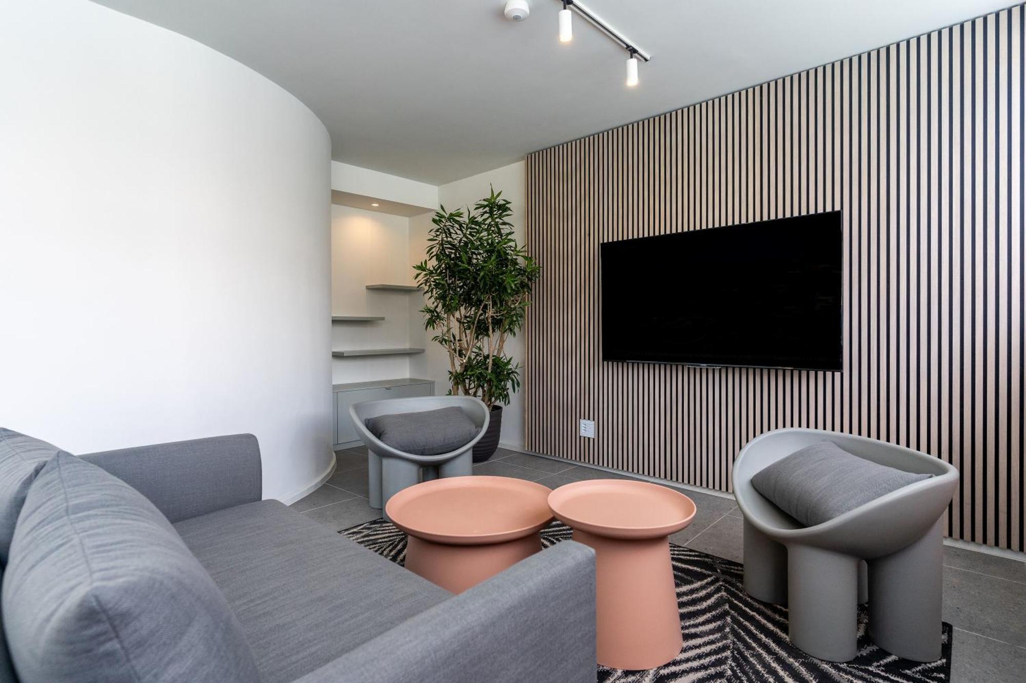 The Rose 707: Floor Modern *