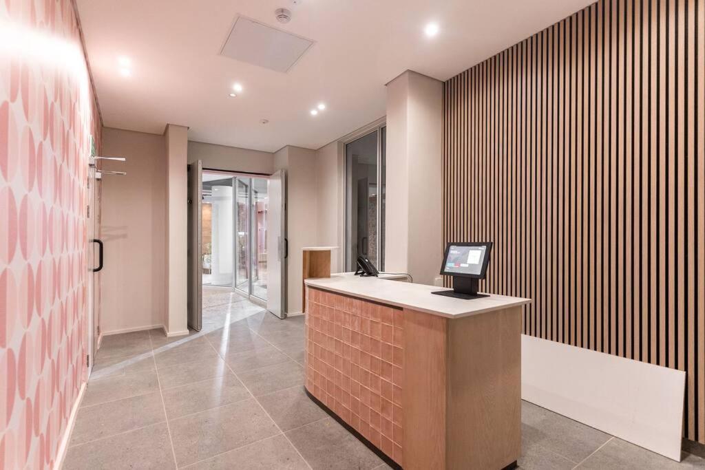 The Rose 707: Floor Modern
