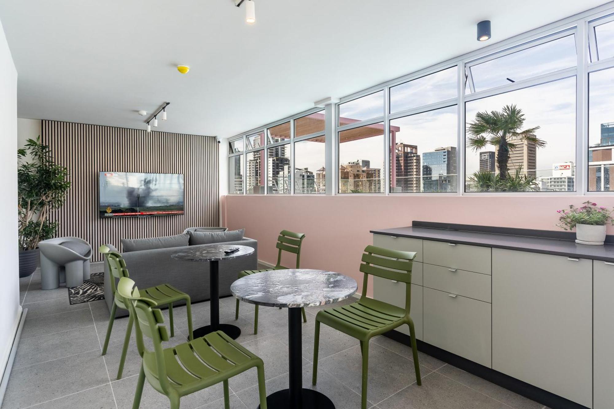 The Rose 707: Floor Modern