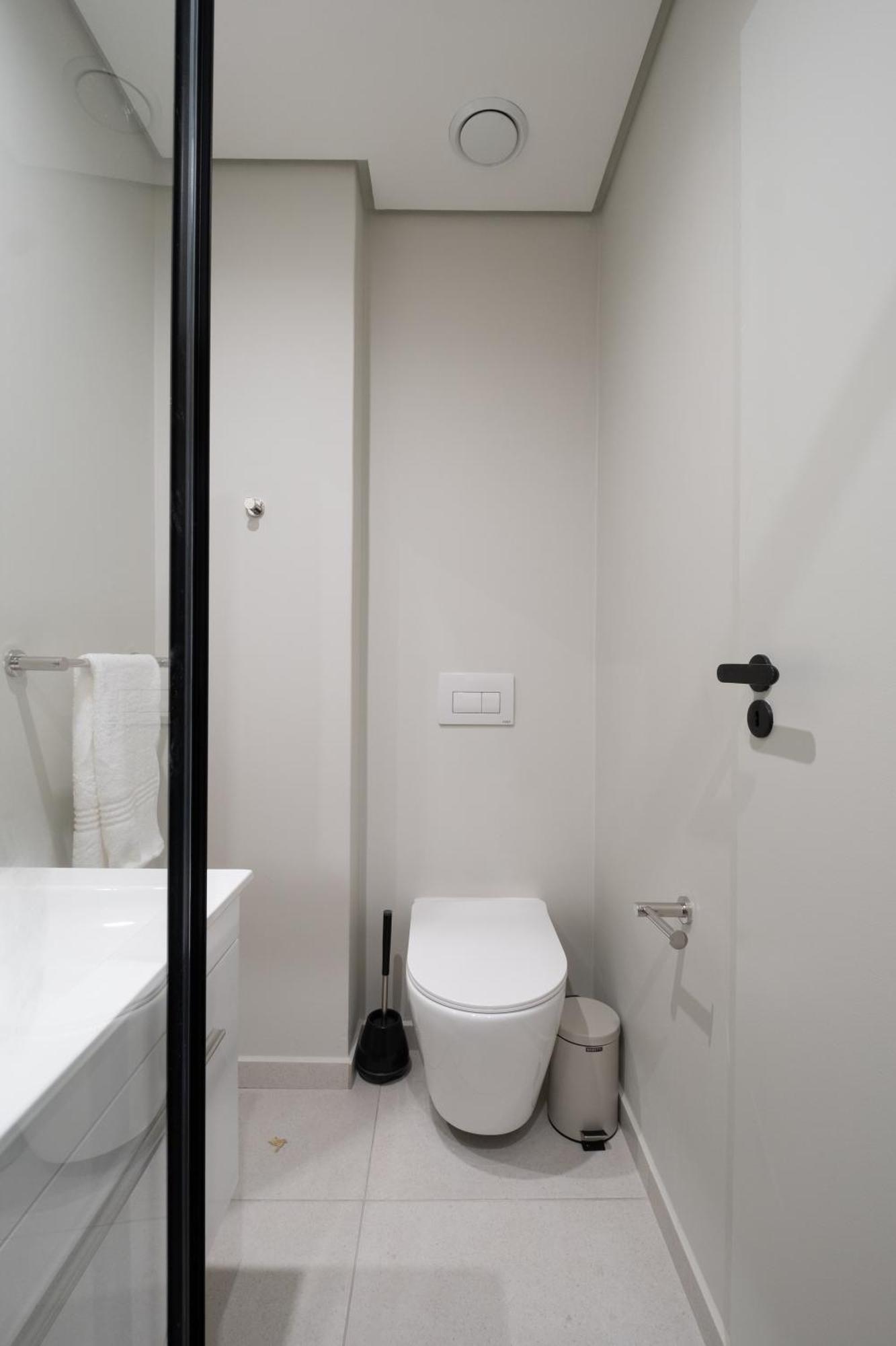 The Rose 707: Floor Modern Apartment *