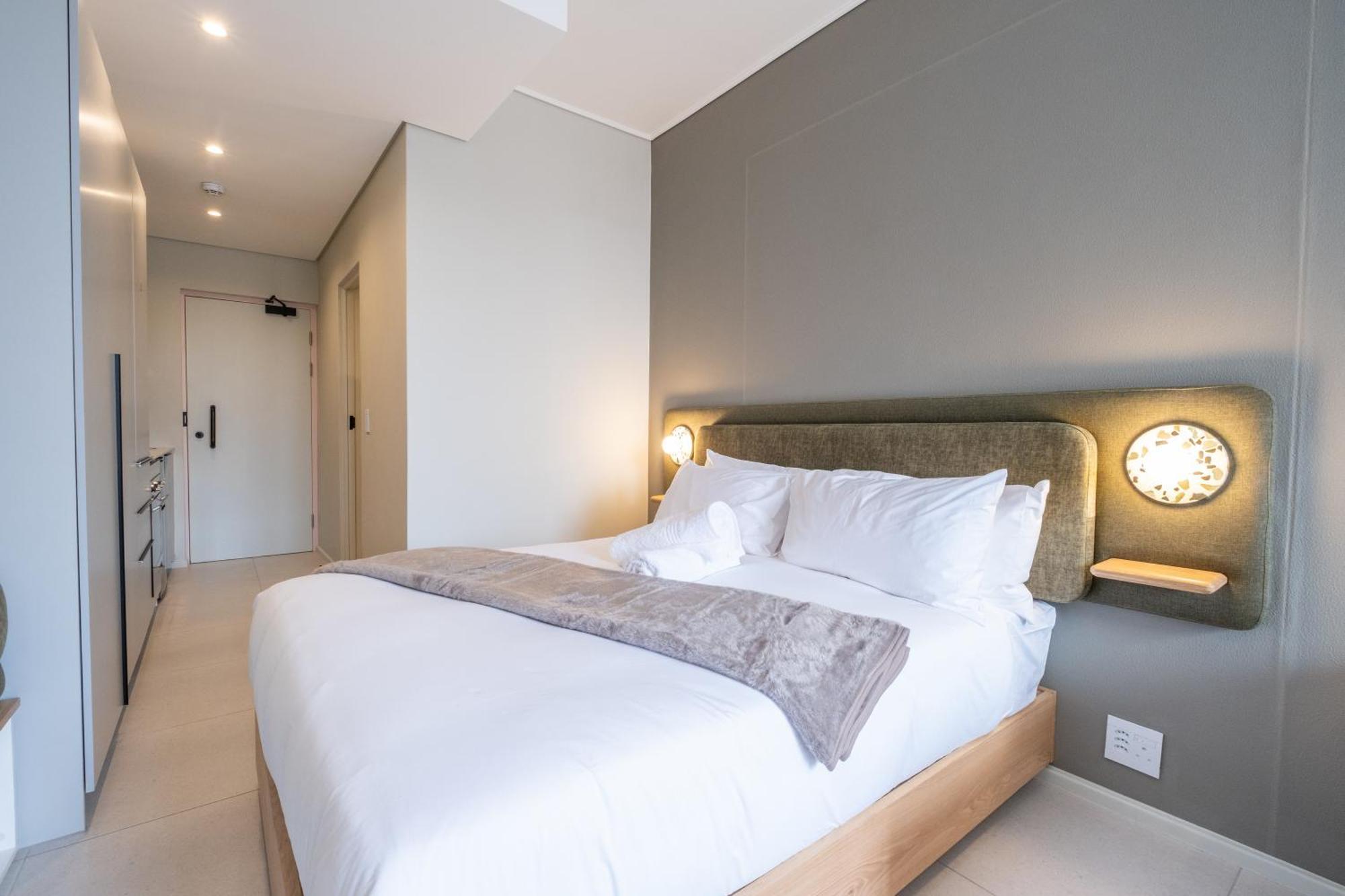 The Rose 707: Floor Modern Apartment