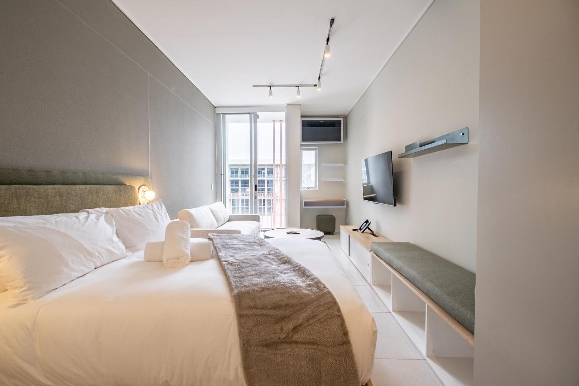The Rose 707: Floor Modern Cape Town